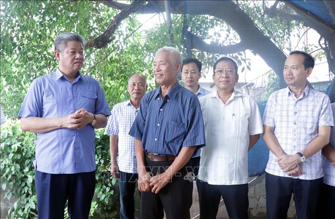 Chủ tịch UBND tỉnh Hưng Yên Nguyễn Mạnh Quyền (trái) trao đổi với chủ đầu tư về việc hiến tặng cầu Đún, xã Thần Khê. Ảnh: Đinh Văn Nhiều-TTXVN