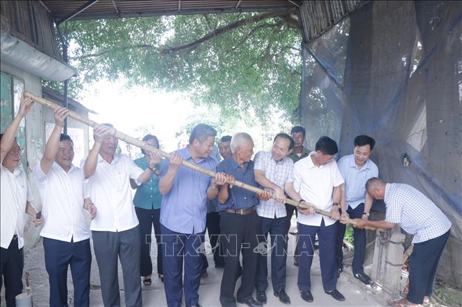 Lãnh đạo tỉnh Hưng Yên và người dân tháo dỡ barie thu phí của cầu Đún sau khi chủ đầu tư đồng ý hiến tặng cầu. Ảnh: Đinh Văn Nhiều-TTXVN