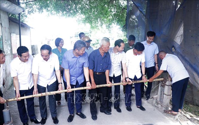 Lãnh đạo tỉnh Hưng Yên và người dân tháo dỡ barie thu phí của cầu Đún sau khi chủ đầu tư đồng ý hiến tặng cầu. Ảnh: Đinh Văn Nhiều-TTXVN