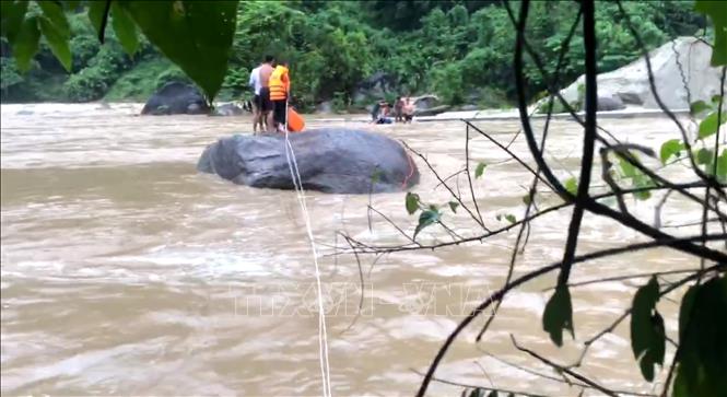 Chiến sĩ Đồn Biên phòng Pa Vệ Sử, Lai Châu, kịp thời cứu 3 người dân bị mắc kẹt giữa dòng nước lũ tại khu vực hồ thủy điện Nậm Sì Lường, xã Bum Nưa, tỉnh Lai Châu. Ảnh: TTXVN phát