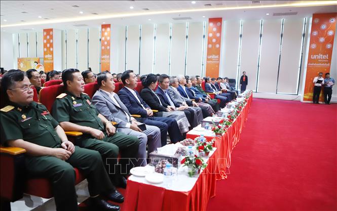 Đại biểu hai nước Việt Nam - Lào tham dự xem phim “Mưa Đỏ”. Ảnh: Xuân Tú - PV TTXVN tại Lào