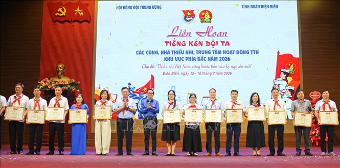Hội đồng Đội Trung ương trao Bằng khen cho 15 đơn vị tham gia Liên hoan. Ảnh: Phan Quân - TTXVN