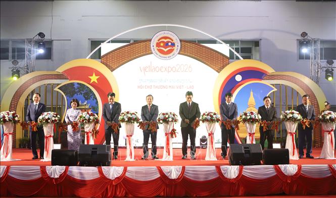 Đại biểu hai nước Việt Nam - Lào cắt băng khai mạc Hội chợ Thương mại Việt - Lào 2026. Ảnh: Xuân Tú - PV TTXVN tại Lào