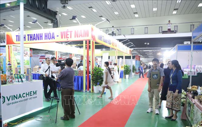Một góc các gian hàng của Việt Nam tại Hội chợ Thương mại Việt - Lào 2026. Ảnh: Xuân Tú - PV TTXVN tại Lào