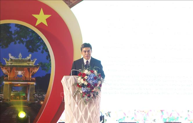 Thứ trưởng Bộ Công Thương Lào Phouthavanh Nanthavong phát biểu Lễ khai mạc Hội chợ Thương mại Việt - Lào 2026. Ảnh: Xuân Tú - PV TTXVN tại Lào