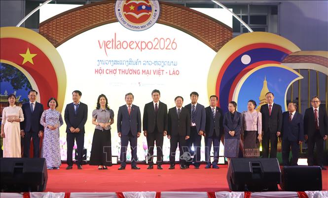 Các đại biểu hai nước chụp ảnh kỷ niệm tại Lễ khai mạc Hội chợ Thương mại Việt - Lào 2026. Ảnh: Xuân Tú - PV TTXVN tại Lào