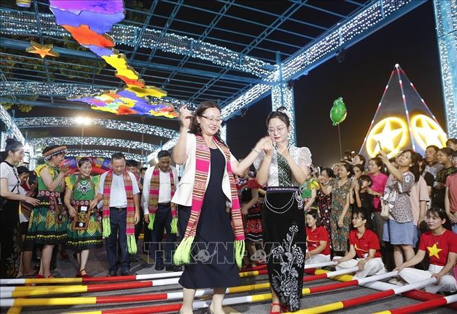 Đại biểu tham gia các hoạt động khai trương phố đi bộ tại phường Yên Bái. Ảnh: Tuấn Anh - TTXVN