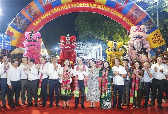 Lãnh đạo tỉnh Lào Cai khai trương phố đi bộ tại phường Yên Bái. Ảnh: Tuấn Anh - TTXVN