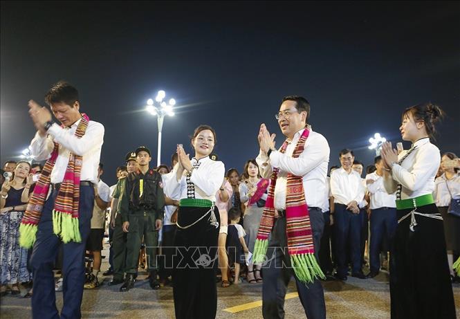 Lãnh đạo tỉnh Lào Cai tham gia chương trình nghệ thuật. Ảnh: Tuấn Anh - TTXVN