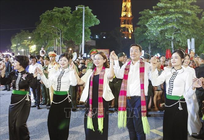 Lãnh đạo tỉnh Lào Cai tham gia chương trình nghệ thuật. Ảnh: Tuấn Anh - TTXVN