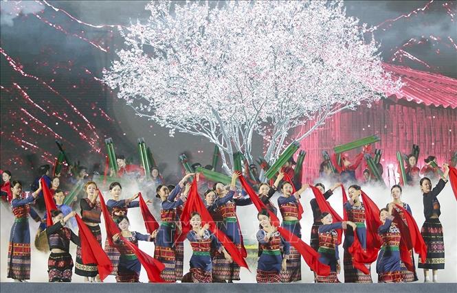 Chương trình nghệ thuật thu hút đông đảo du khách. Ảnh: Tuấn Anh - TTXVN