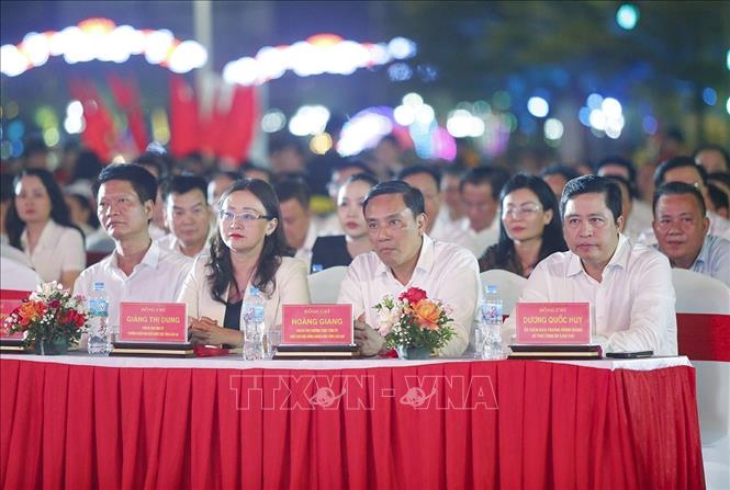 Lãnh đạo tỉnh Lào Cai dự chương trình nghệ thuật. Ảnh: Tuấn Anh - TTXVN