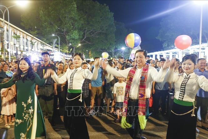 Lãnh đạo tỉnh Lào Cai tham gia chương trình nghệ thuật. Ảnh: Tuấn Anh - TTXVN