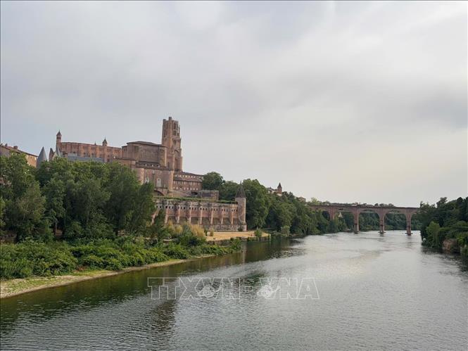 Nhà thờ Sainte-Cécile nhìn từ cầu Cổ Pont Vieux và sông Tarn. Ảnh: Đào Dũng - Pv TTXVN tại Pháp