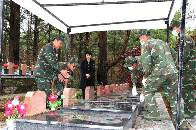Lực lượng chuyên môn triển khai cất bốc mộ liệt sĩ cần lấy mẫu hài cốt để giám định AND tại Nghĩa trang Liệt sĩ Lâm Đồng. Ảnh: Nguyễn Thanh - TTXVN
