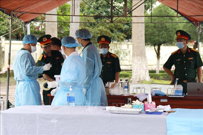 Tổ lấy mẫu chuyên trách thực hiện lấy mẫu hài cốt liệt sĩ giám định ADN tại Nghĩa trang Liệt sĩ xã Đức Linh. Ảnh: Nguyễn Thanh - TTXVN