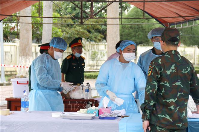 Tổ lấy mẫu chuyên trách thực hiện lấy mẫu hài cốt liệt sĩ giám định ADN tại Nghĩa trang Liệt sĩ xã Đức Linh. Ảnh: Nguyễn Thanh - TTXVN
