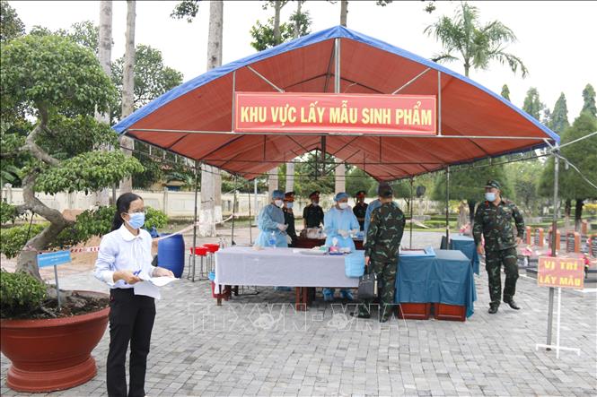 Tổ lấy mẫu chuyên trách thực hiện lấy mẫu hài cốt liệt sĩ giám định ADN tại Nghĩa trang Liệt sĩ xã Đức Linh. Ảnh: Nguyễn Thanh - TTXVN