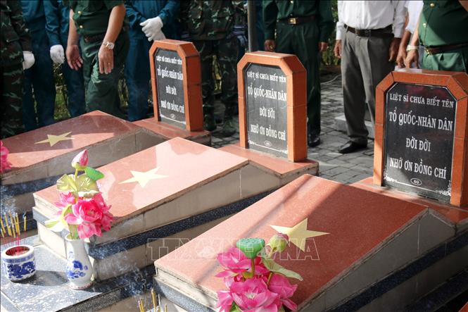 Các mộ liệt sĩ cần lấy mẫu hài cốt tại Nghĩa trang Liệt sĩ xã Đức Linh. Ảnh: Nguyễn Thanh - TTXVN