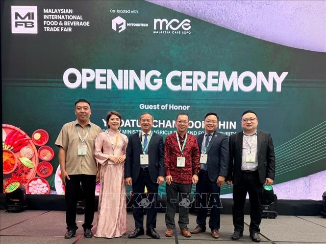 Thứ trưởng Bộ Nông nghiệp và An ninh Lương thực Malaysia Chan Foong Hin (thứ 3, từ phải sang) tiếp đoàn của Sở Công thương Đắk Lắk. Ảnh: Bùi Hoàn - PV TTXVN tại Malaysia