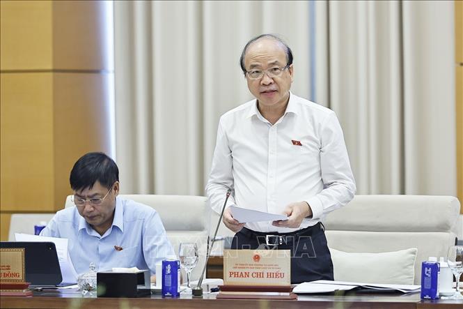 Chủ nhiệm Ủy ban Pháp luật và Tư pháp của Quốc hội Phan Chí Hiếu trình bày tóm tắt báo cáo thẩm tra sơ bộ, đề xuất các vấn đề cần Quốc hội tập trung thảo luận. Ảnh: Doãn Tấn - TTXVN