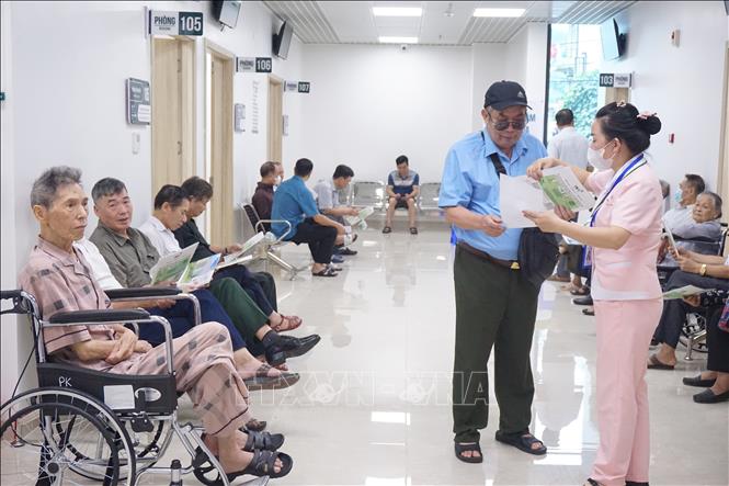 Người có công với cách mạng, thương binh, bệnh binh được khám bệnh miễn phí tại Bệnh viện TNH Lạng Sơn dịp 27/7. Ảnh: Tiến Vĩnh –TTXVN                   