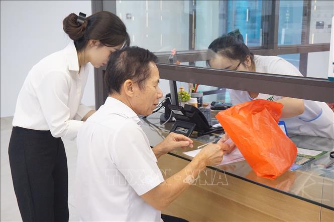 Thương binh, bệnh binh, thân nhân liệt sĩ được hướng dẫn thủ tục khám bệnh miễn phí. Ảnh: Tiến Vĩnh –TTXVN                           