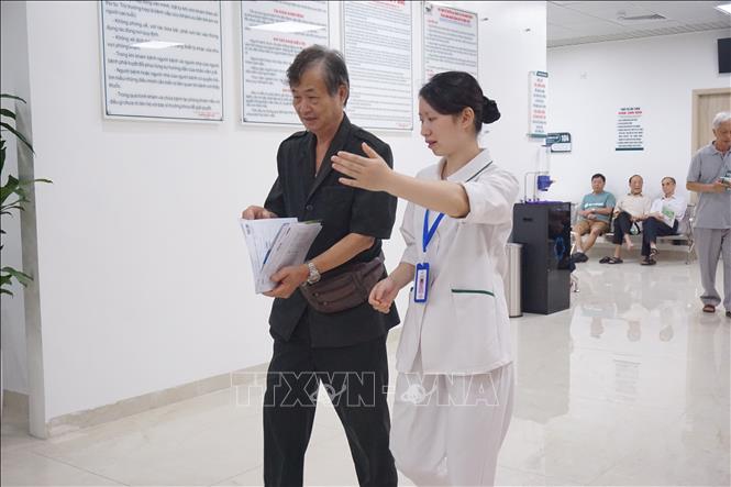 Đội ngũ cán bộ hướng dẫn người có công, thân nhân người có công khám bệnh tại các chuyên khoa sâu tại Bệnh viện TNH. Ảnh: Tiến Vĩnh –TTXVN                              