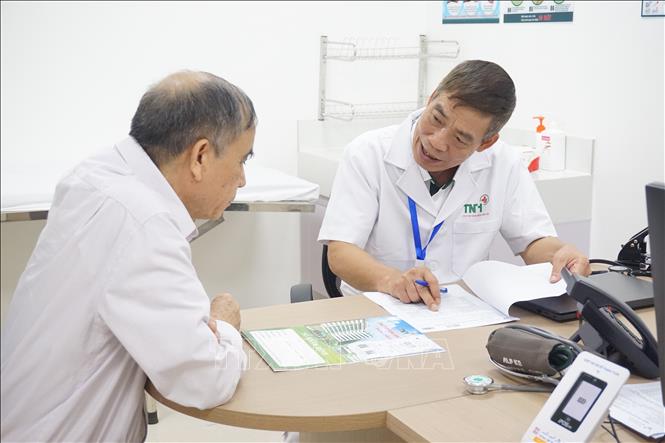 Những bệnh lý đối với người cao tuổi được hướng dẫn cụ thể cho người có công với cách mạng. Ảnh: Tiến Vĩnh –TTXVN                                