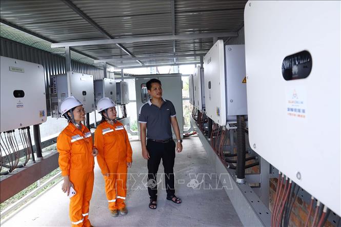 Khu vực chuyển đổi invester của hệ thống điện mặt trời tại Công ty CP bao bì Sông La Xanh. Ảnh: Huy Hùng - TTXVN