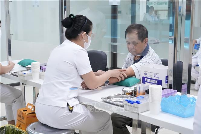 Lấy máu xét nghiệm cho người có công với cách mạng. Ảnh: Tiến Vĩnh –TTXVN 