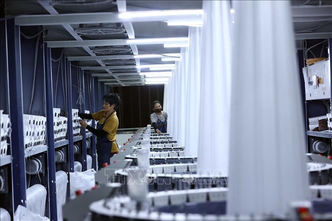 Hệ thống điện mặt trời mái nhà tại công ty CP bao bì Sông La Xanh đã đáp ứng được 30% công suất điện ban ngày dành cho sản xuất. Ảnh: Huy Hùng - TTXVN