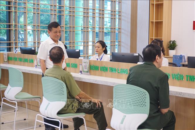 Người có công làm thủ tục khám bệnh miễn phí tại bệnh viện. Ảnh: Tiến Vĩnh –TTXVN                                