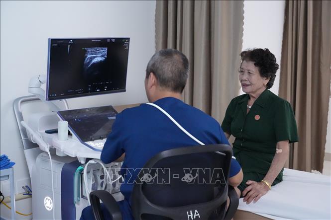 Siêu âm cho người có công với cách mạng. Ảnh: Tiến Vĩnh –TTXVN 
