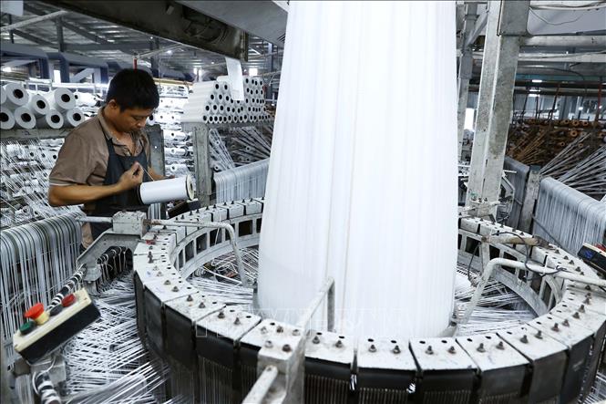 Hệ thống điện mặt trời mái nhà tại công ty CP bao bì Sông La Xanh đã đáp ứng được 30% công suất điện ban ngày dành cho sản xuất. Ảnh: Huy Hùng - TTXVN