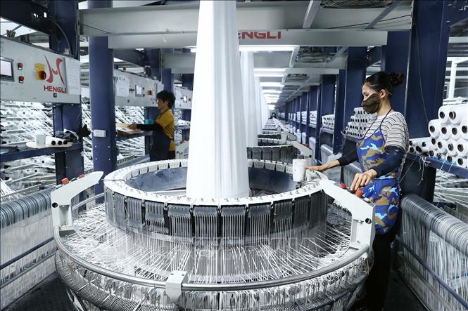 Hệ thống điện mặt trời mái nhà tại công ty CP bao bì Sông La Xanh đã đáp ứng được 30% công suất điện ban ngày dành cho sản xuất. Ảnh: Huy Hùng - TTXVN