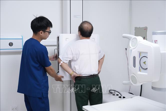 Chụp X quang cho người có công với cách mạng. Ảnh: Tiến Vĩnh –TTXVN 