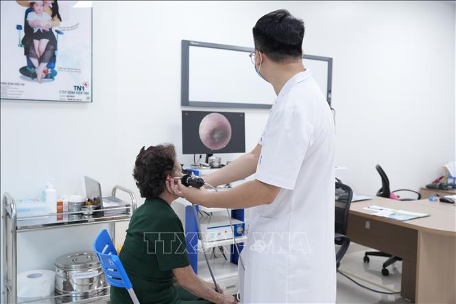 Kiểm tra thính giác cho người có công với cách mạng tại bệnh viện. Ảnh: Tiến Vĩnh –TTXVN 