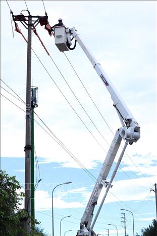 Đội sửa chữa hotline của Công ty Điện lực Hà Tĩnh sữa chữa hotline tại đường dây 479- 22kV nhánh rẽ Tường Sơn. Ảnh: Huy Hùng - TTXVN