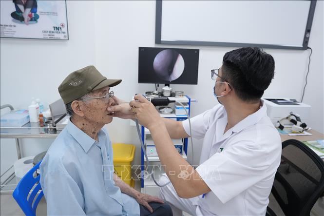 Kiểm tra khứu giác cho người có công với cách mạng tại bệnh viện TNH. Ảnh: Tiến Vĩnh –TTXVN 