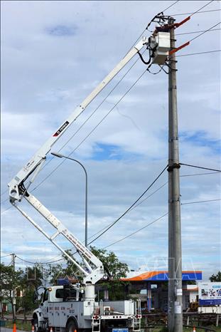 Đội sửa chữa hotline của Công ty Điện lực Hà Tĩnh sữa chữa hotline tại đường dây 479- 22kV nhánh rẽ Tường Sơn. Ảnh: Huy Hùng - TTXVN
