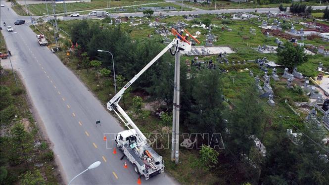 Công nhân Công ty Điện lực Hà Tĩnh sữa chữa hotline tại đường dây 479- 22kV nhánh rẽ Tường Sơn. Ảnh: Huy Hùng - TTXVN