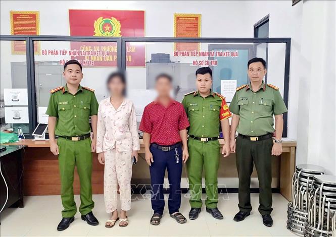 Lực lượng Công an xã Xuân Vân (Tuyên Quang) bàn giao cháu bé T.T.H. về gia đình an toàn. Ảnh: TTXVN phát