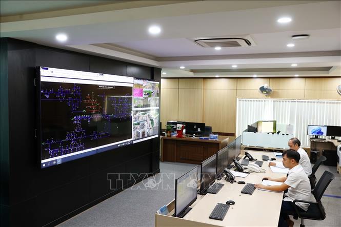 Tại trung tâm điều khiển xa của Công ty Điện lực Hà Tĩnh. Ảnh: Huy Hùng - TTXVN