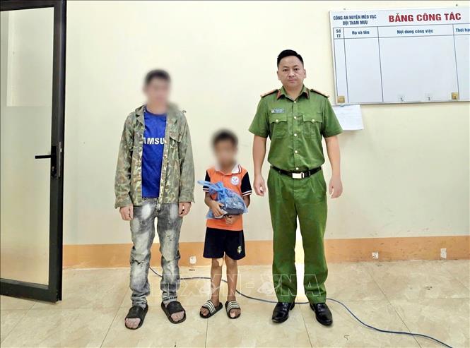 Lực lượng Công an xã Mèo Vạc (Tuyên Quang) bàn giao cháu V.M.T., sinh năm 2019, trú tại thôn Cán Chu Phìn, xã Khâu Vai về với gia đình an toàn. Ảnh: TTXVN phát