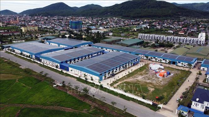 Hệ thống điện mặt trời mái nhà với công suất 4 MWp của Công ty CP Sợi Nghệ Tĩnh. Ảnh: Huy Hùng - TTXVN