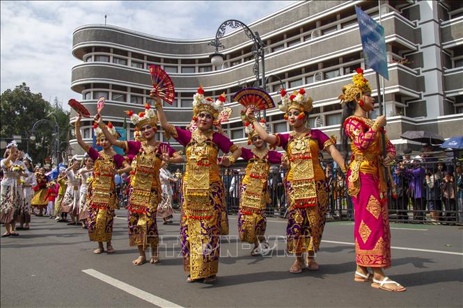 Lễ hội Á - Phi 2026 diễn ra tại thành phố Bandung, tỉnh Tây Java, Indonesia, trong hai ngày 11-12/7/2026. Điểm nhấn của lễ hội là màn diễu hành quy tụ các đại biểu và nghệ sĩ đến từ nhiều quốc gia châu Á và châu Phi nhằm giới thiệu những nét đặc sắc của văn hóa, trang phục truyền thống và nghệ thuật. Ảnh: THX/TTXVN phát