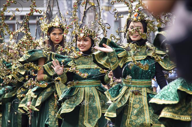 Lễ hội Á - Phi 2026 diễn ra tại thành phố Bandung, tỉnh Tây Java, Indonesia, trong hai ngày 11-12/7/2026. Điểm nhấn của lễ hội là màn diễu hành quy tụ các đại biểu và nghệ sĩ đến từ nhiều quốc gia châu Á và châu Phi nhằm giới thiệu những nét đặc sắc của văn hóa, trang phục truyền thống và nghệ thuật. Ảnh: THX/TTXVN phát