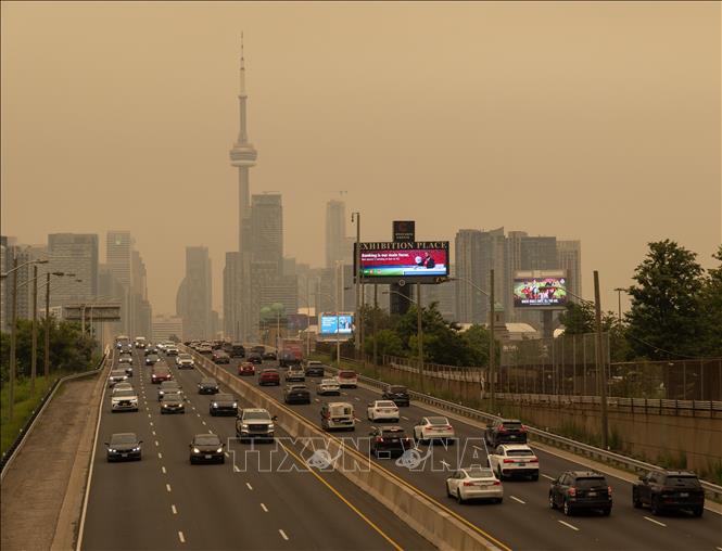 Khói từ hơn 100 vụ cháy rừng tại miền Bắc tỉnh Ontario (Canada) đã khiến chất lượng không khí ở thành phố Toronto xuống mức tồi tệ nhất thế giới trong ngày 15/7/2026. Theo Cơ quan Môi trường Canada, lớp khói dày đặc bao phủ thành phố khiến bầu trời Toronto chuyển sang màu vàng xám và làm chất lượng không khí suy giảm nghiêm trọng. Ảnh: THX/TTXVN phát