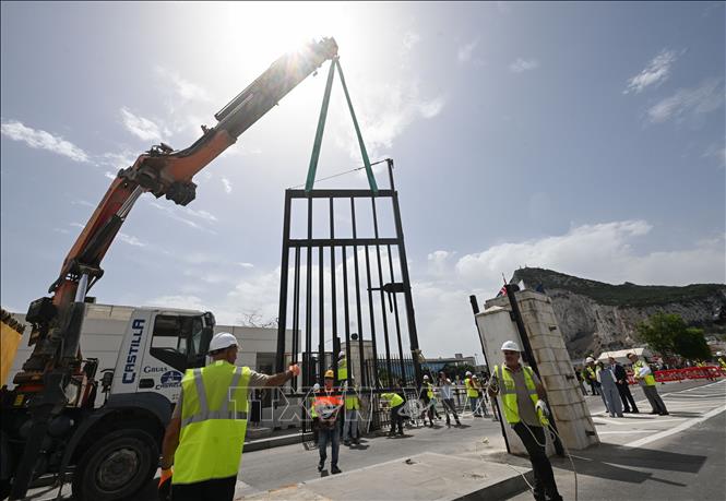 Hàng nghìn lao động qua lại mỗi ngày giữa Tây Ban Nha và Gibraltar được hưởng việc đi lại thuận lợi hơn từ ngày 15/7/2026, sau khi Liên minh châu Âu (EU) và Anh ký thỏa thuận chấm dứt các hoạt động kiểm soát biên giới tại vùng lãnh thổ này - vấn đề từng là nguồn gây căng thẳng kéo dài giữa London và Madrid. Trong ảnh: Công nhân tháo dỡ hàng rào tại cửa khẩu giữa Tây Ban Nha và Gibraltar ngày 15/7/2026. Ảnh: THX/TTXVN phát